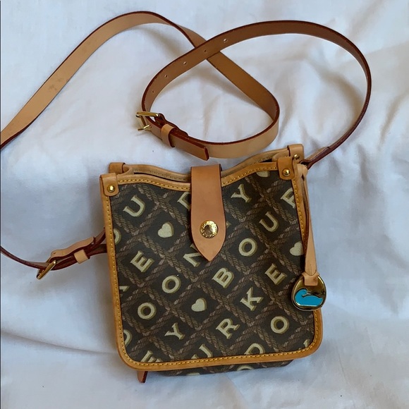 Super cute Dooney and Bourke Crossbody signature - Picture 2 of 8